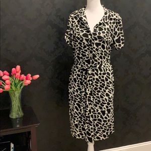 Short sleeve animal print dress.